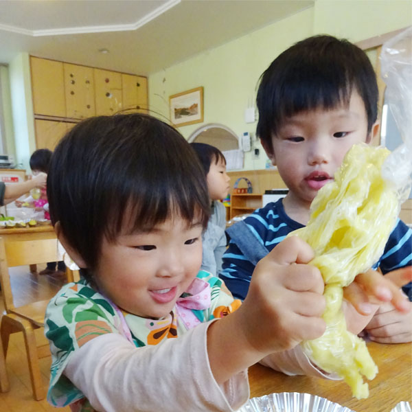 クッキングする園児たち