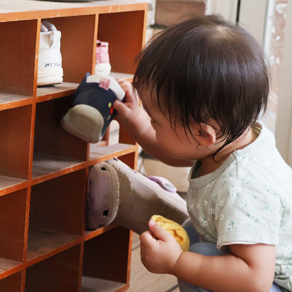 靴をしまう園児