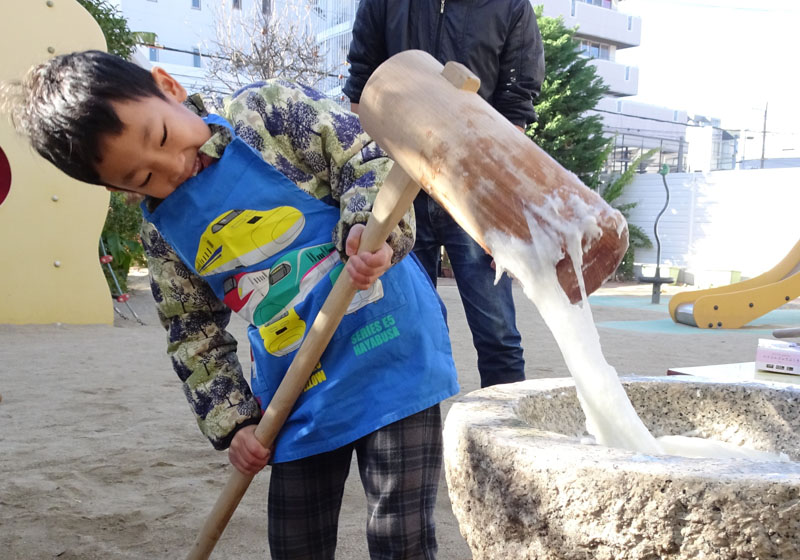 餅つきをする園児