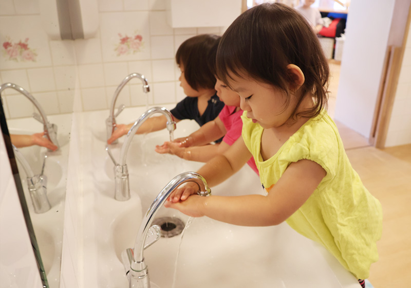 手を洗う園児
