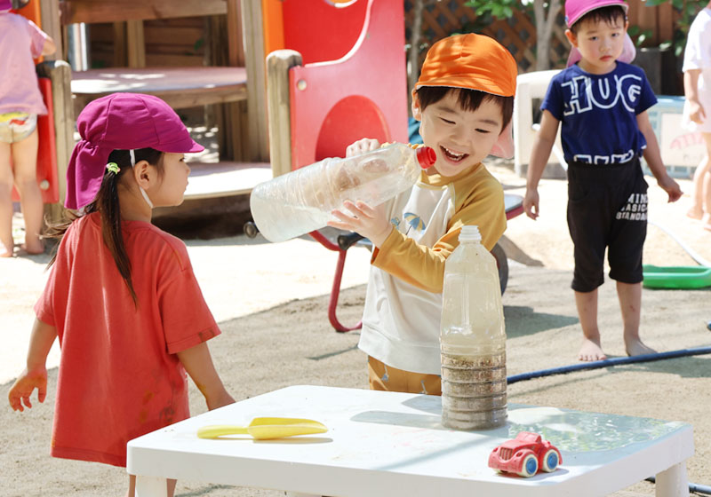 園庭で遊ぶ園児たち