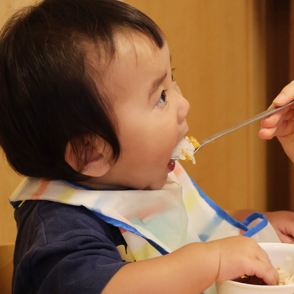 給食を食べる園児