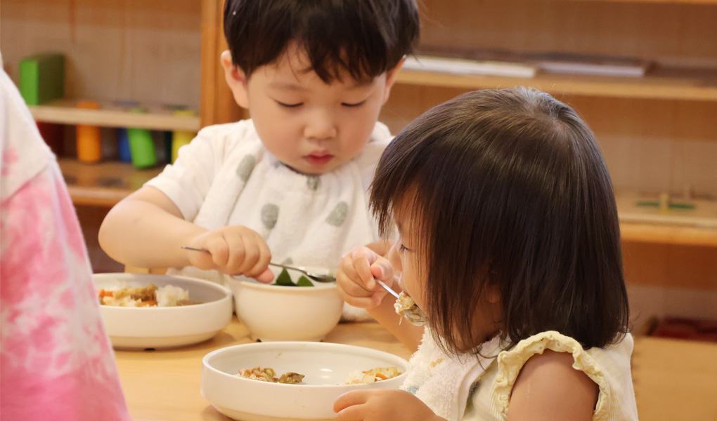 給食を食べる園児