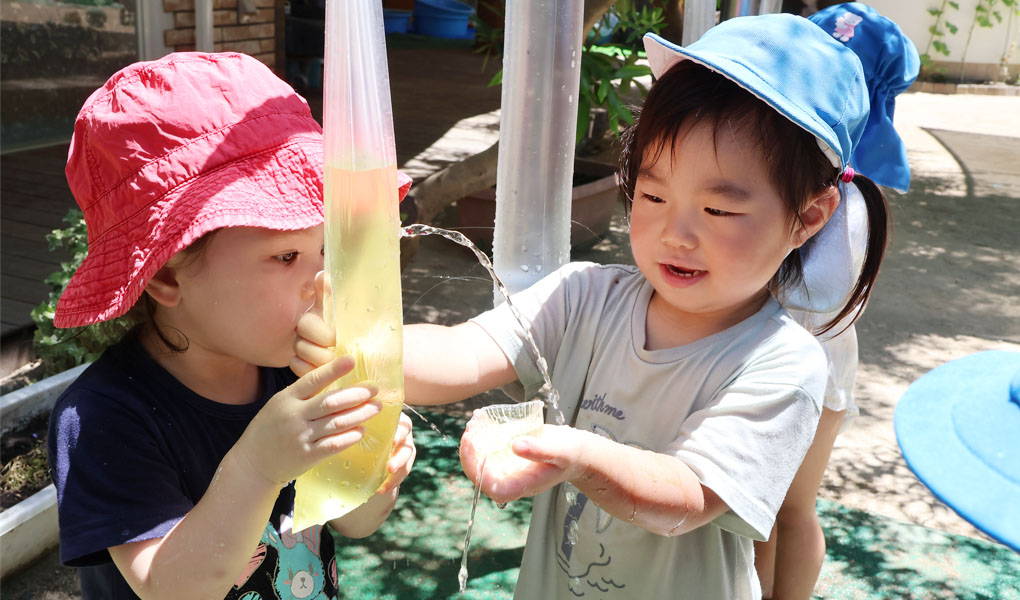 水遊びをする園児たち